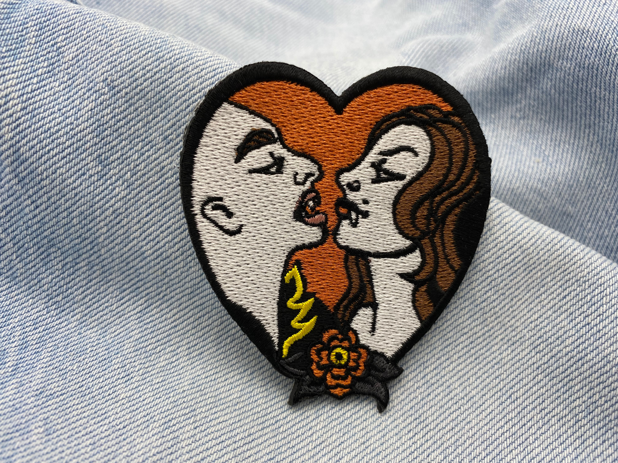 Verliebte Vampire Patch auf hellblauer Jeans