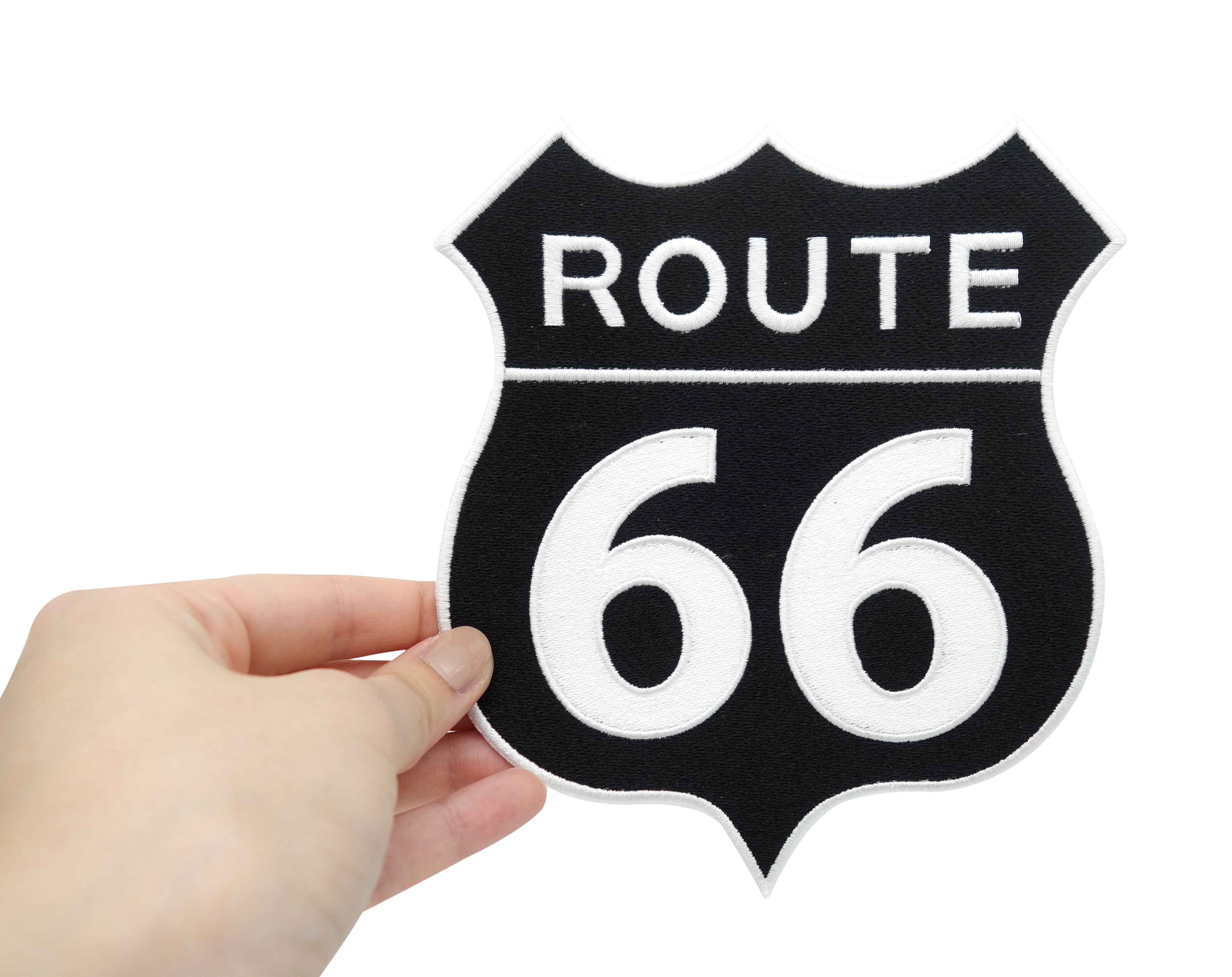 Frauenhand hält den Route 66 Patch 