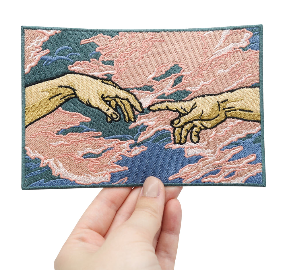 Frauenhand hält den Michelangelo Patch