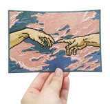 Frauenhand hält den Michelangelo Patch