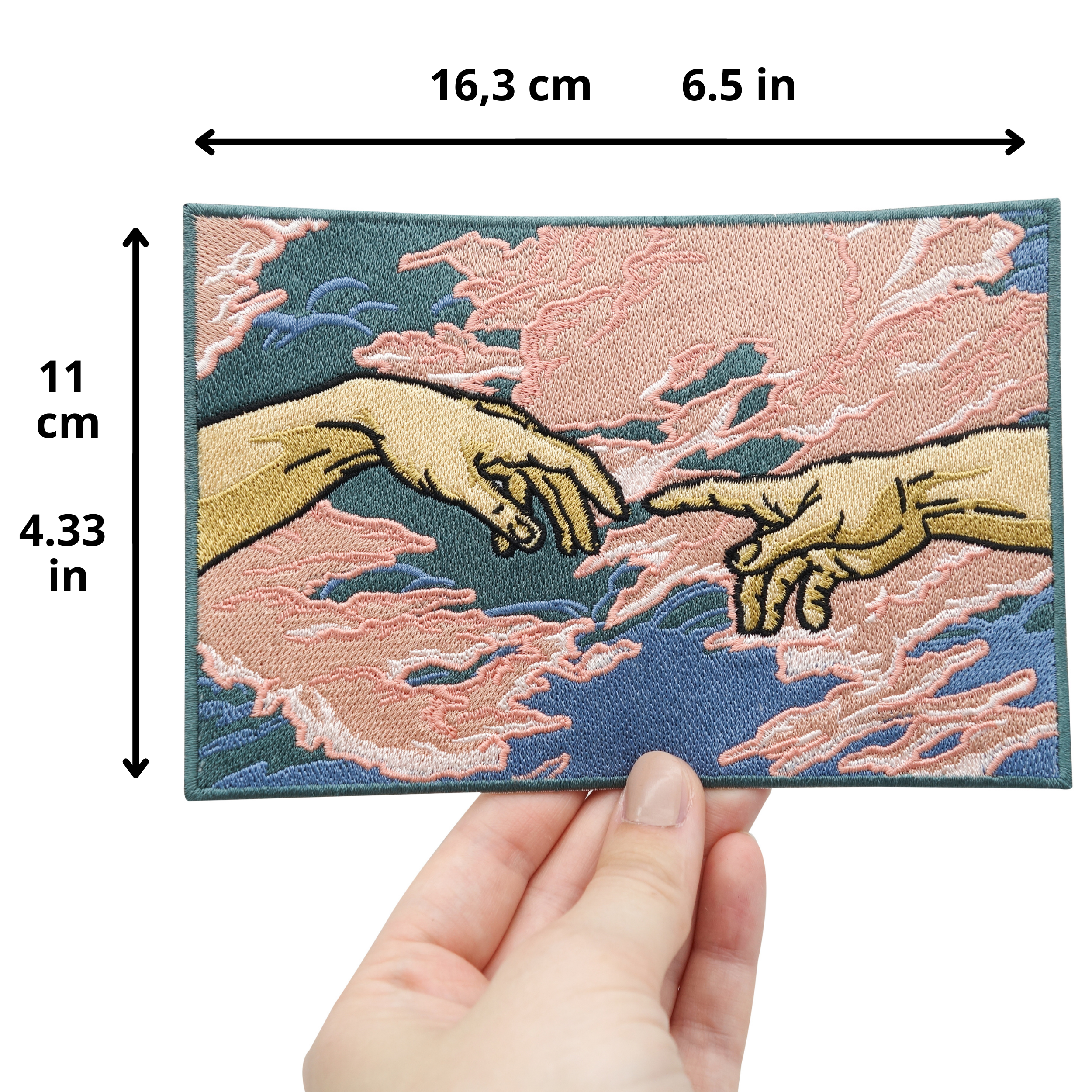 Michelangelo Hände Patch gehalten von einer Frauenhand mit der Maße: 4.33 x 6.5 inch