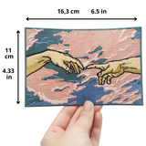 Michelangelo Hände Patch gehalten von einer Frauenhand mit der Maße: 4.33 x 6.5 inch