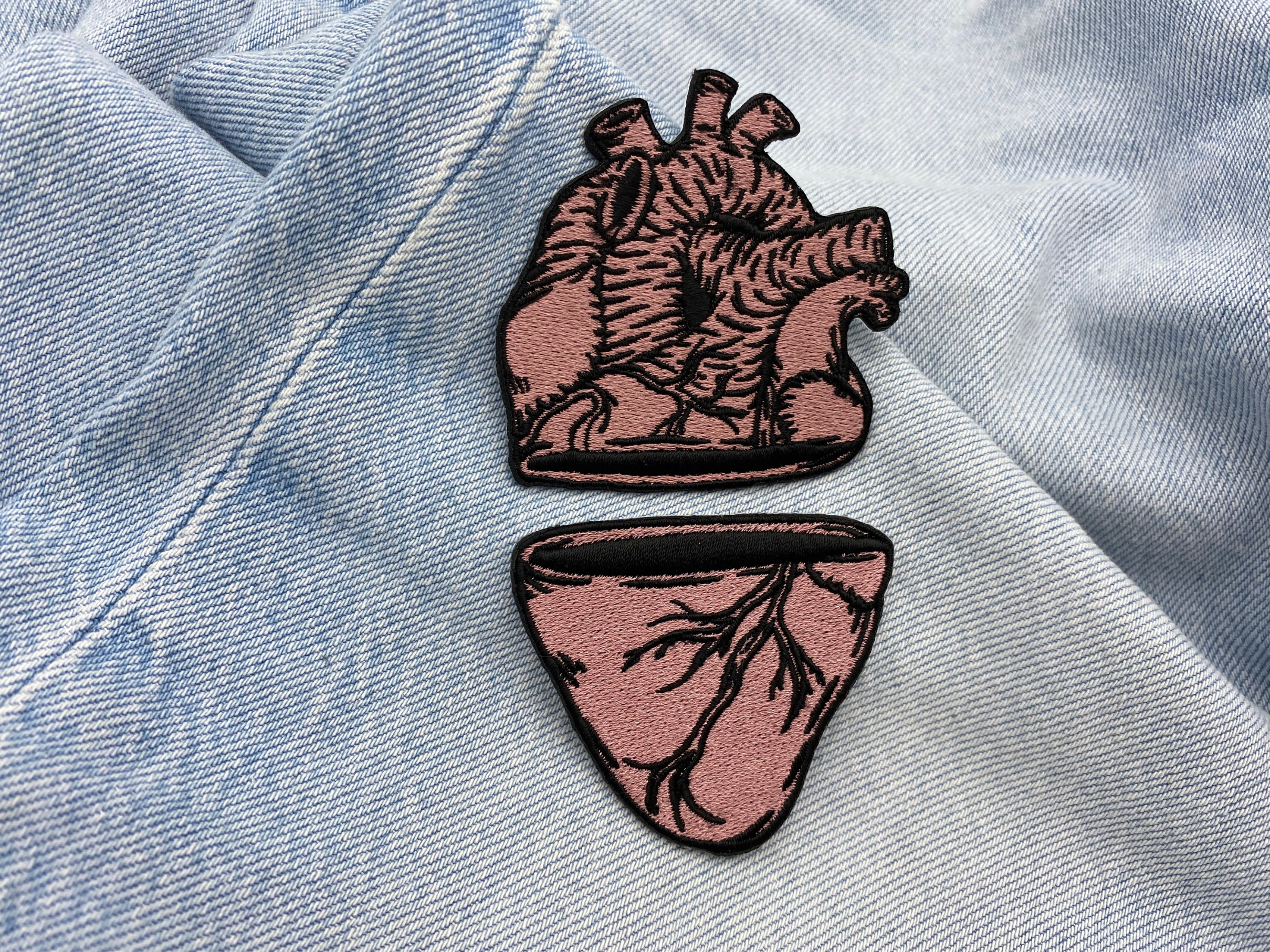 Broken Heart Patch auf hellblauer Jeans