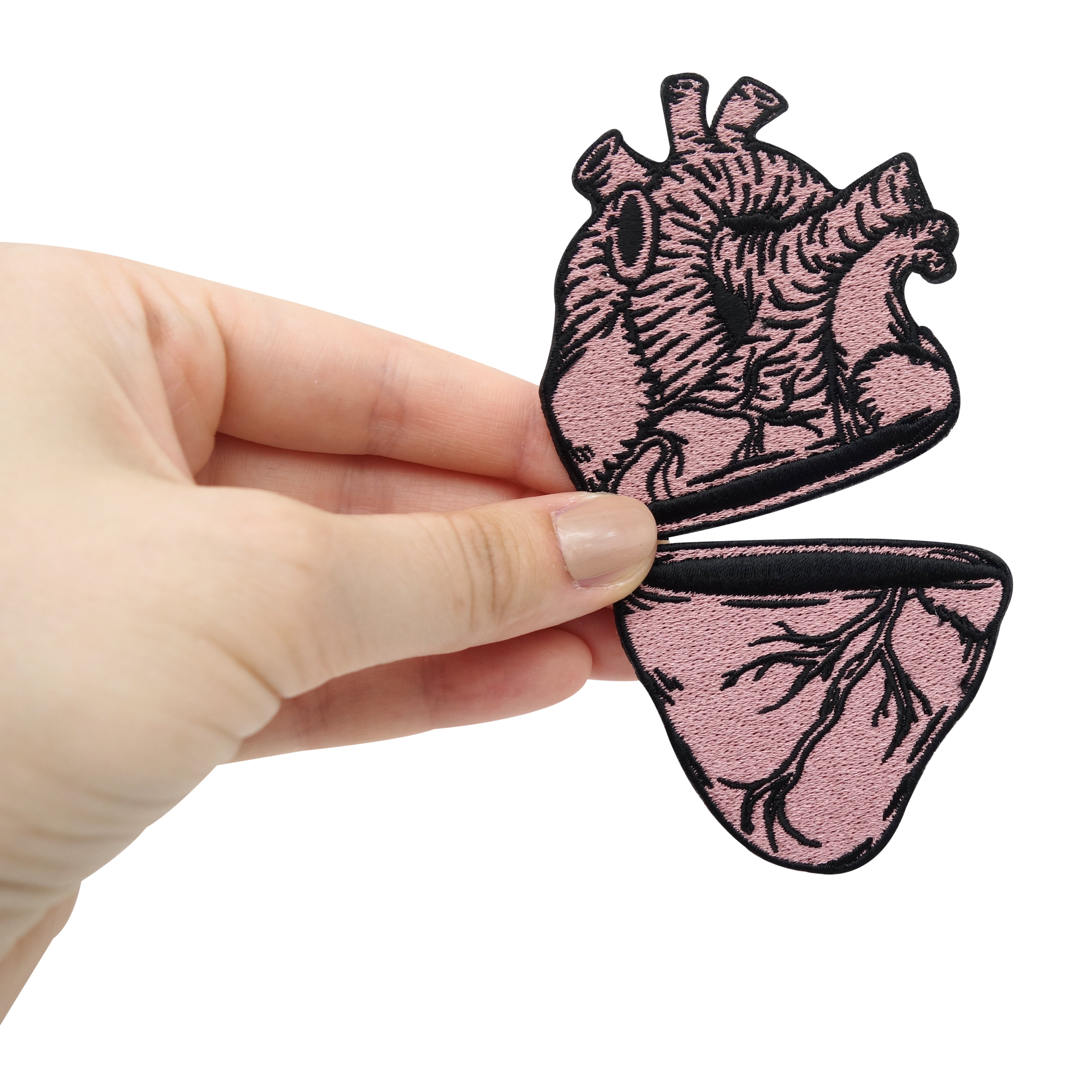 Broken Heart Patch gehalten von einer Frauenhand