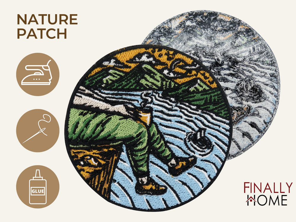 Vorder- und Rückseite des Patches, mit Bügelfolie. „Finally Home“ Logo und Nutzungsoptionen: Aufbügeln, Aufnähen, Aufkleben mit Textilkleber