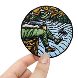Frauenhand hält den Wanderer Patch