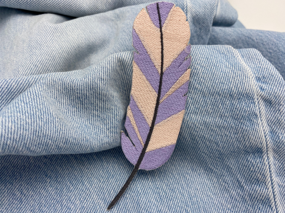Feder Patch auf hellblauer Jeans