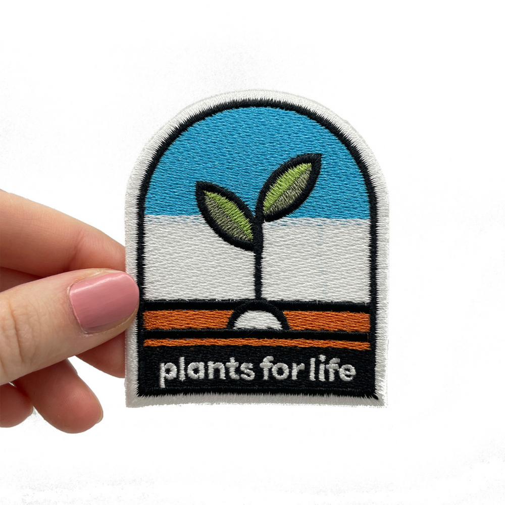 Plants for Life Patch gehalten von einer Frauenhand