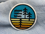 Plant more Trees Patch auf hellblauer Jeans