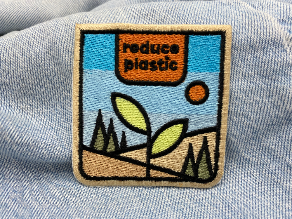 Reduce Plastic Patch auf hellblauer Jeans