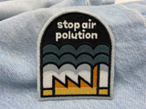 Stop Air Polution Patch auf hellblauer Jeans