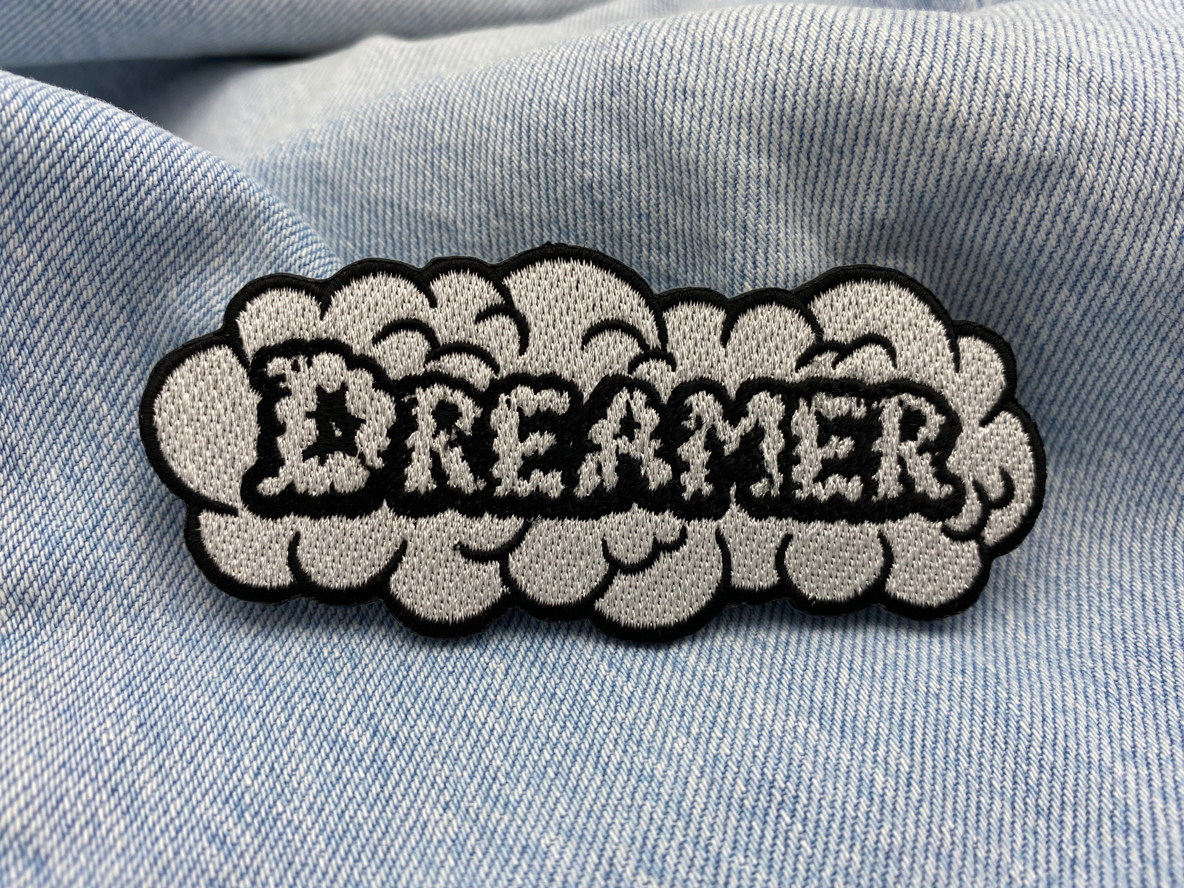 Dreamer Wolke Patch auf hellblauer Jeans