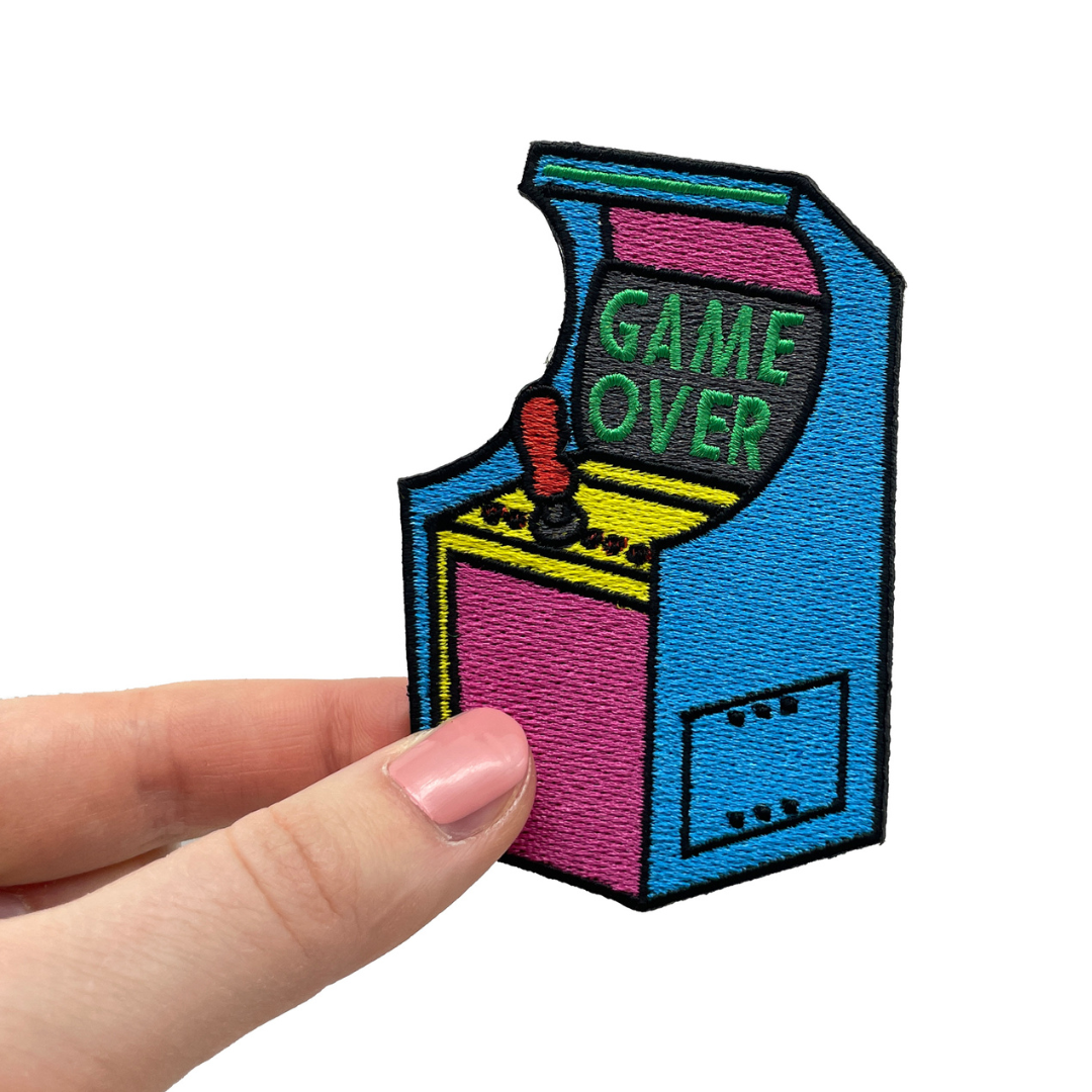 Spielautomat Patch gehalten von einer Frauenhand