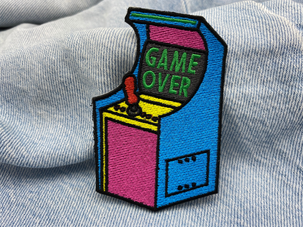 Spielautomat Patch auf hellblauer Jeans