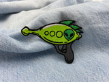 Alien Pistole Patch auf hellblauer Jeans
