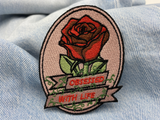 Rote Rose Patch auf hellblauer Jeans