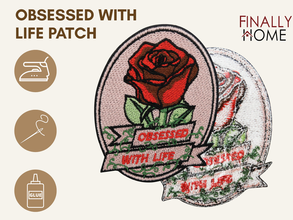 Vorder- und Rückseite des Patches, mit Bügelfolie. „Finally Home“ Logo und Nutzungsoptionen: Aufbügeln, Aufnähen, Aufkleben mit Textilkleber