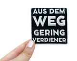 Frauenhand hält den Spruch Patch
