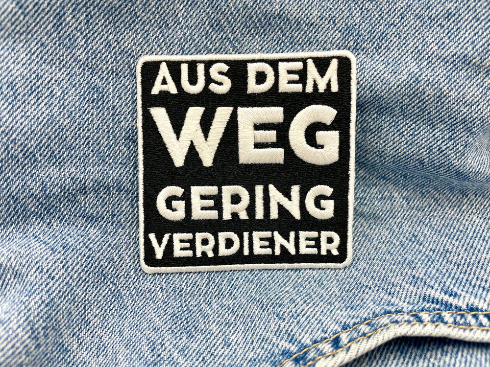 Spruch Patch auf blauer Jeans
