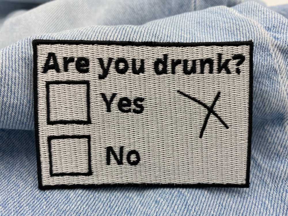 Are you Drunk? Patch auf hellblauer Jeans