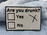Are you Drunk? Patch auf hellblauer Jeans