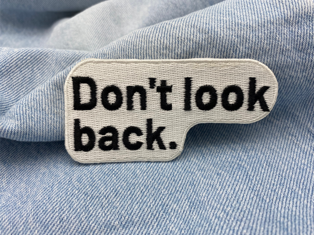 Don´t look Back Patch auf hellblauer Jeans