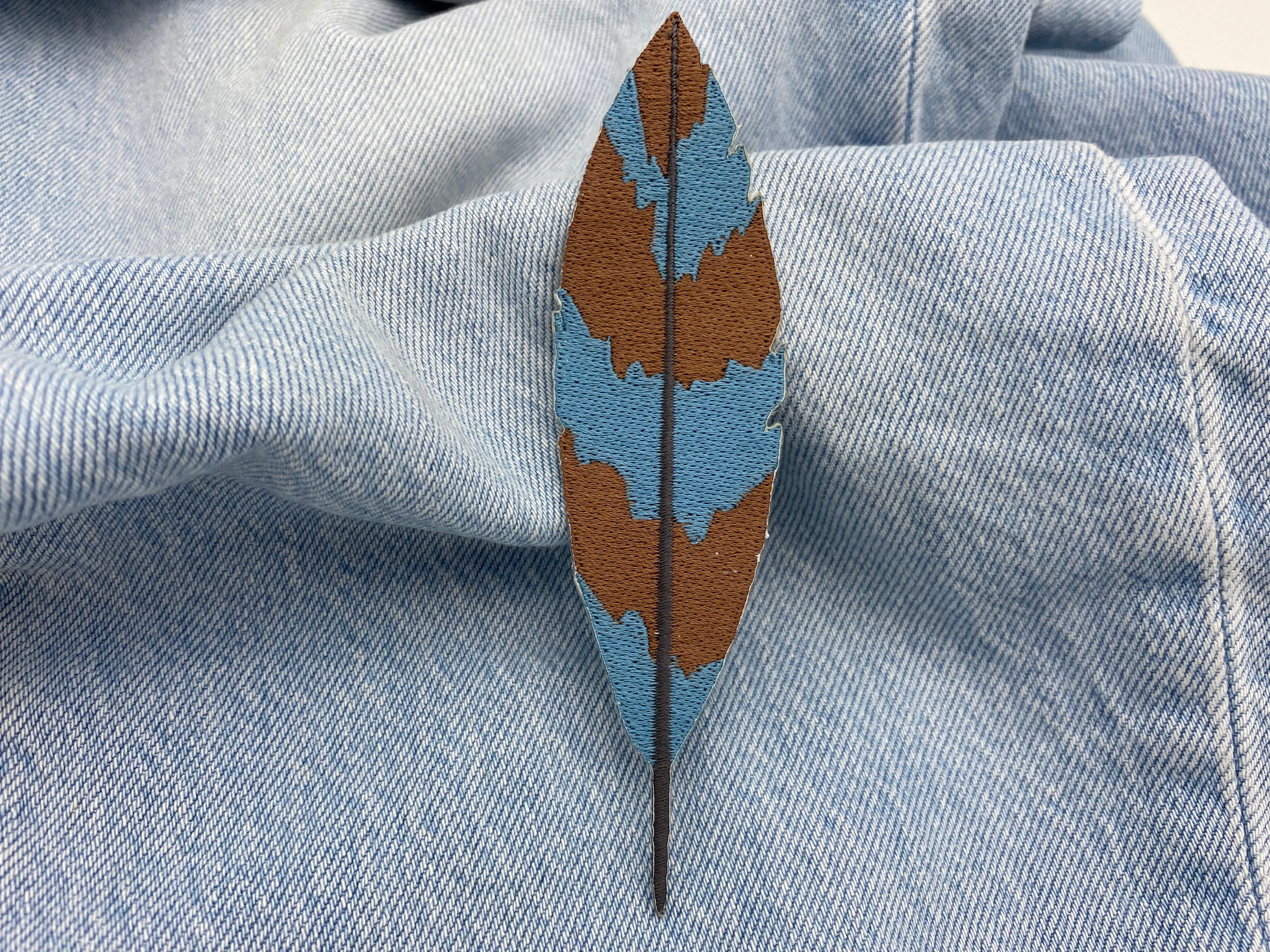 Feder Patch auf hellblauer Jeans