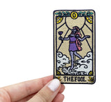 Frauenhand hält den Tarotkarte Patch