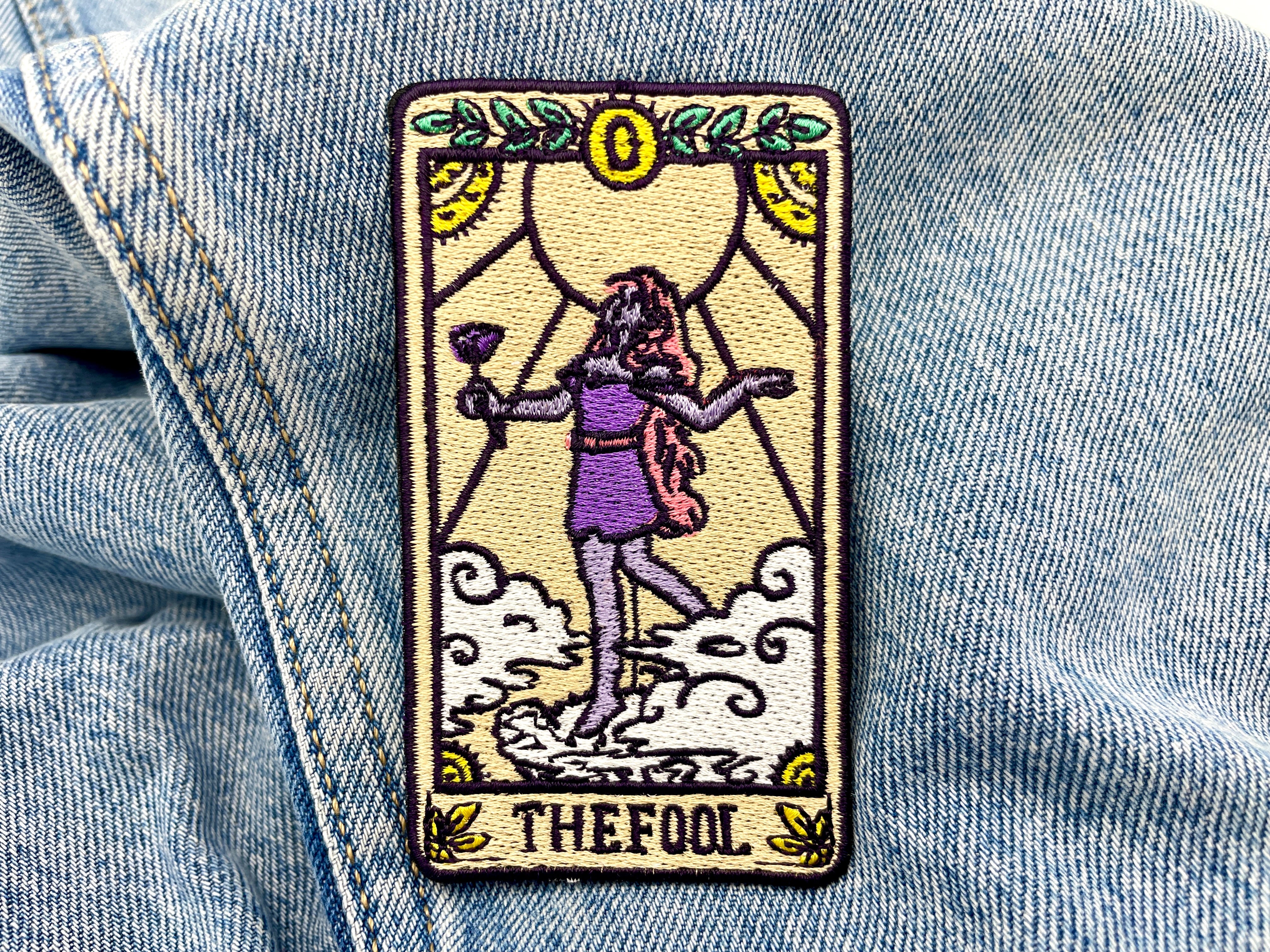 Tarotkarte Patch auf blauer Jeans