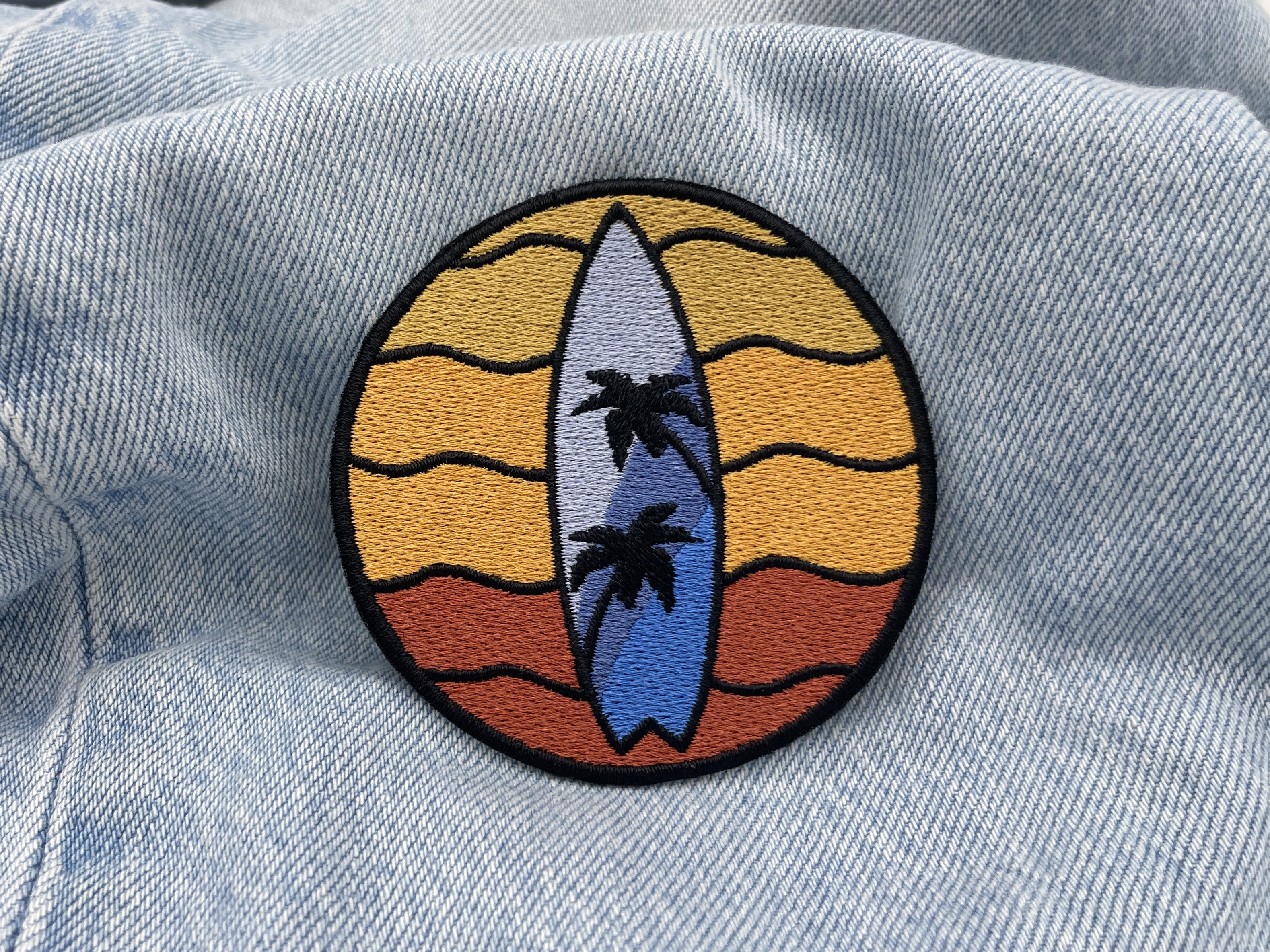 Surfbrett Patch auf hellblauer Jeans