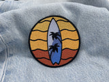 Surfbrett Patch auf hellblauer Jeans