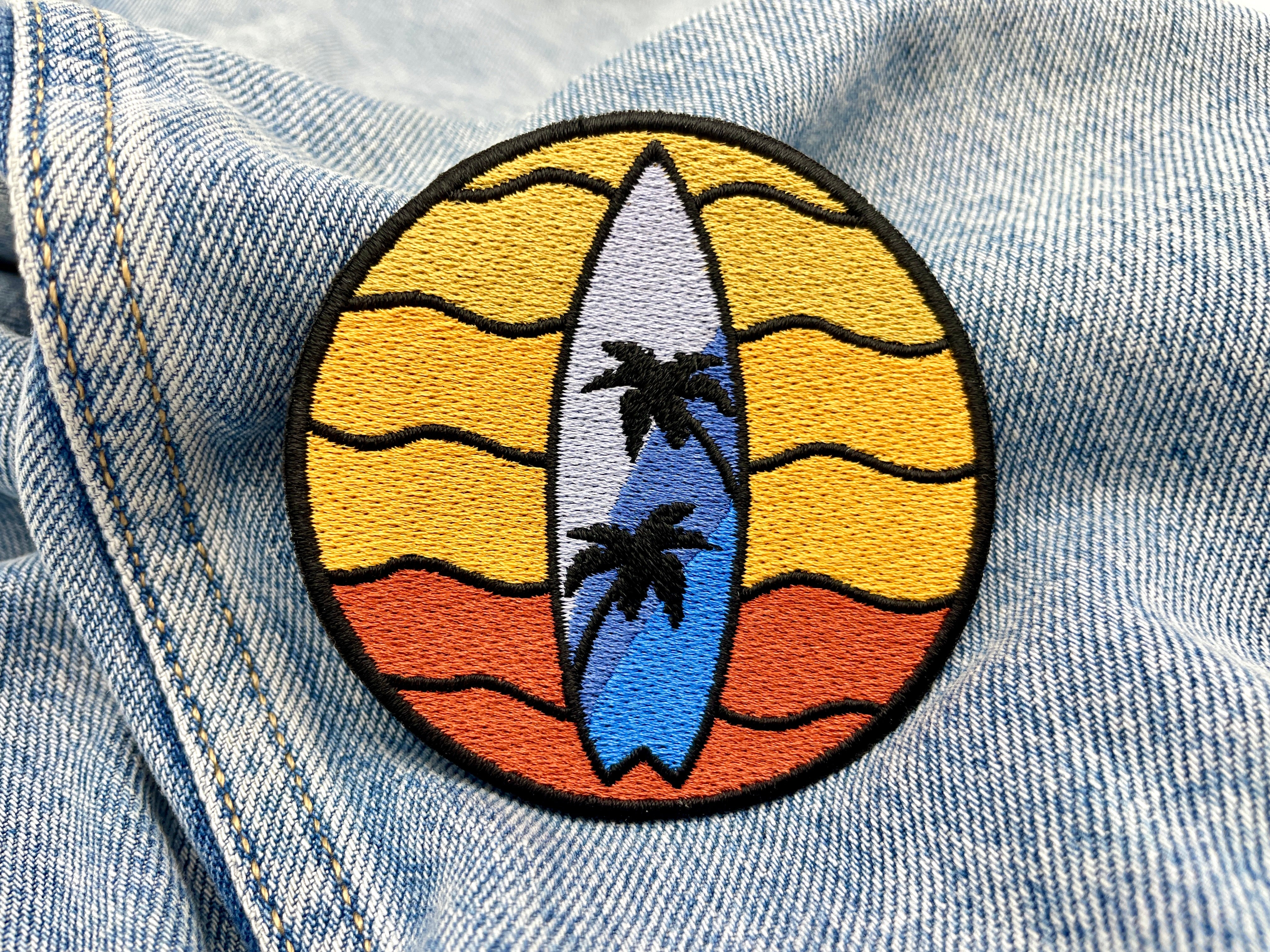 Surfbrett Patch auf blaur Jeans