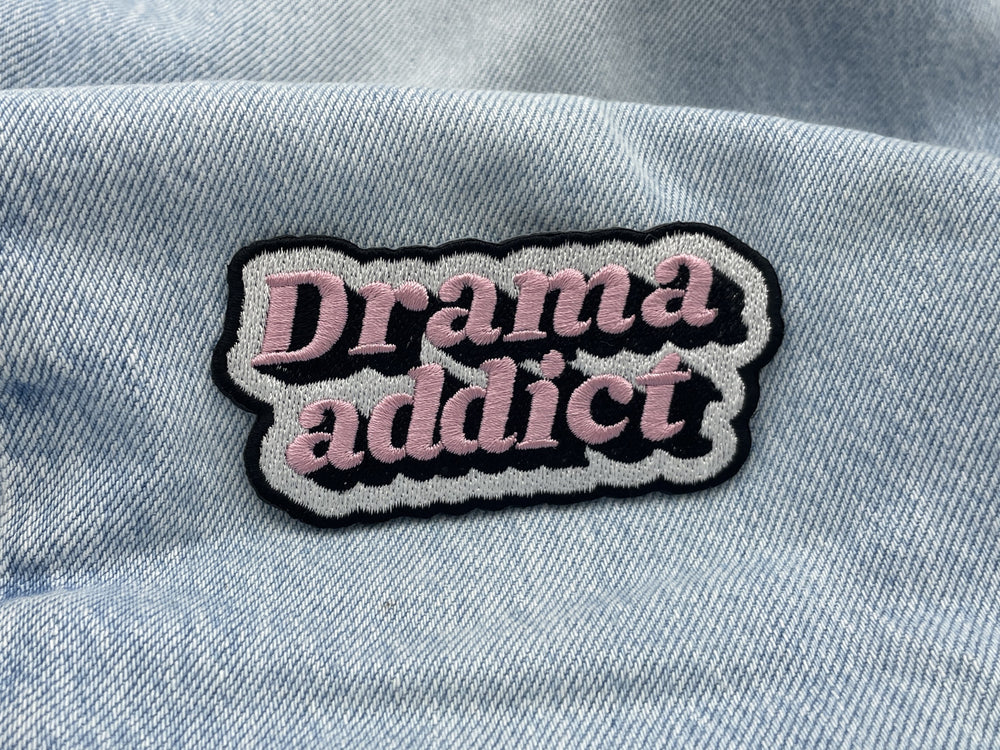 Drama Addict Spruch Patch auf hellblauer Jeans