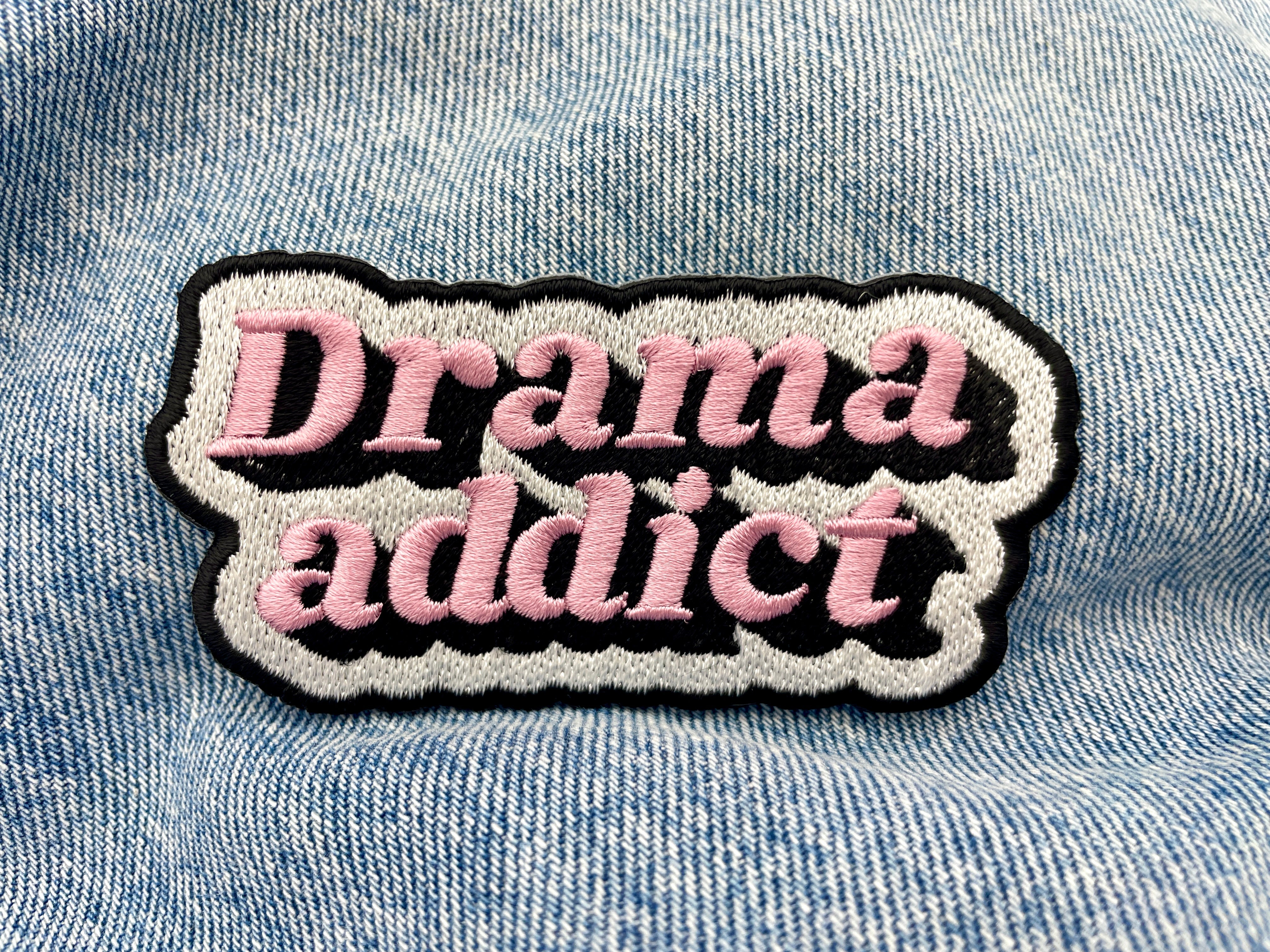 Drama Addict Spruch Patch auf blauer Jeans