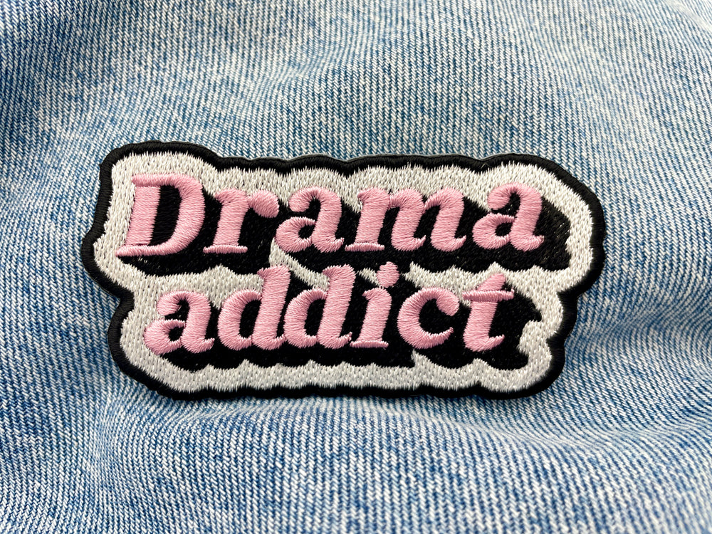 Drama Addict Spruch Patch auf blauer Jeans