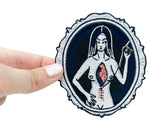 Fixing Myself Patch gehalten von einer Frauenhand