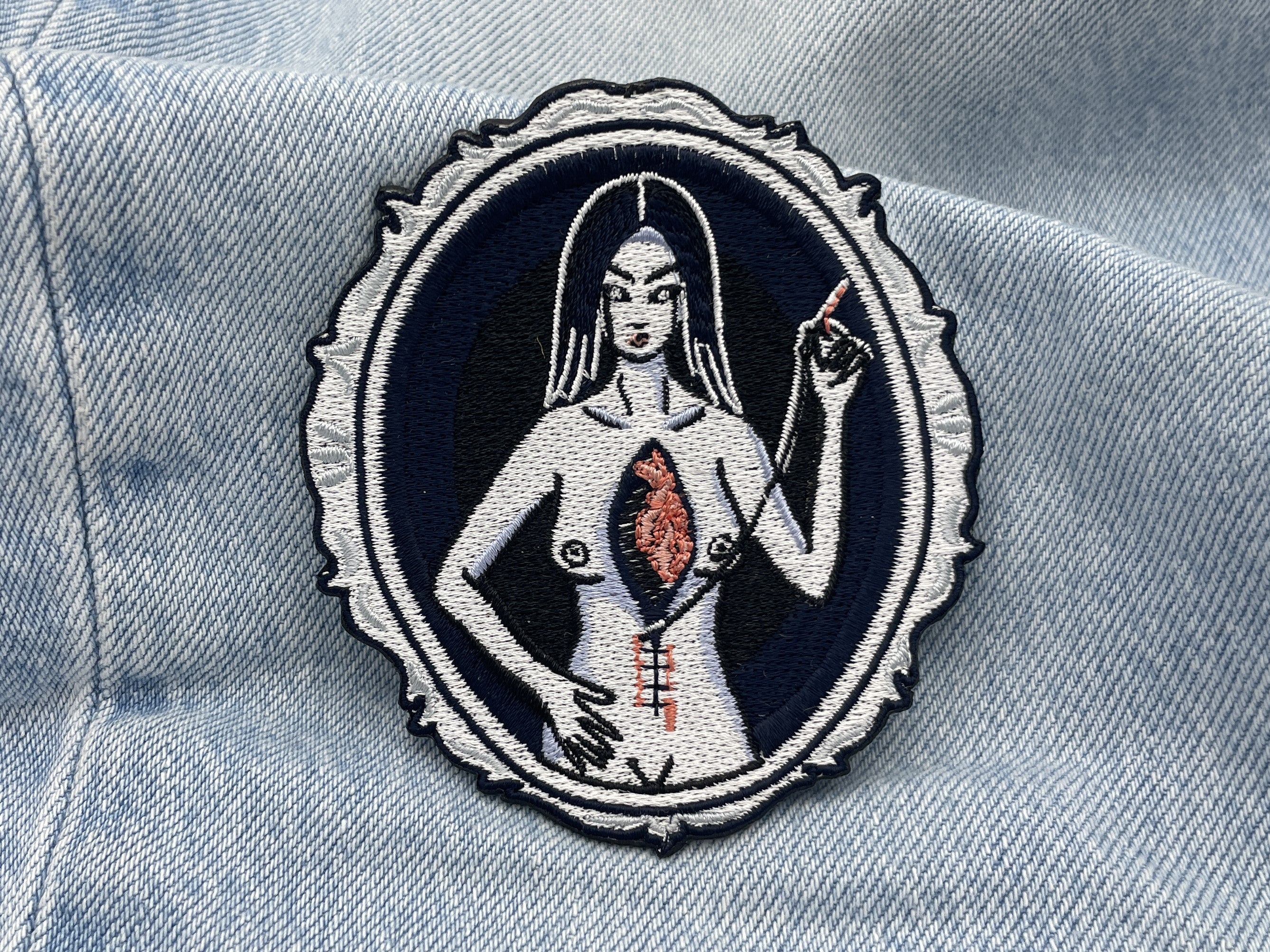 Fixing Myself Patch auf hellblauer Jeans