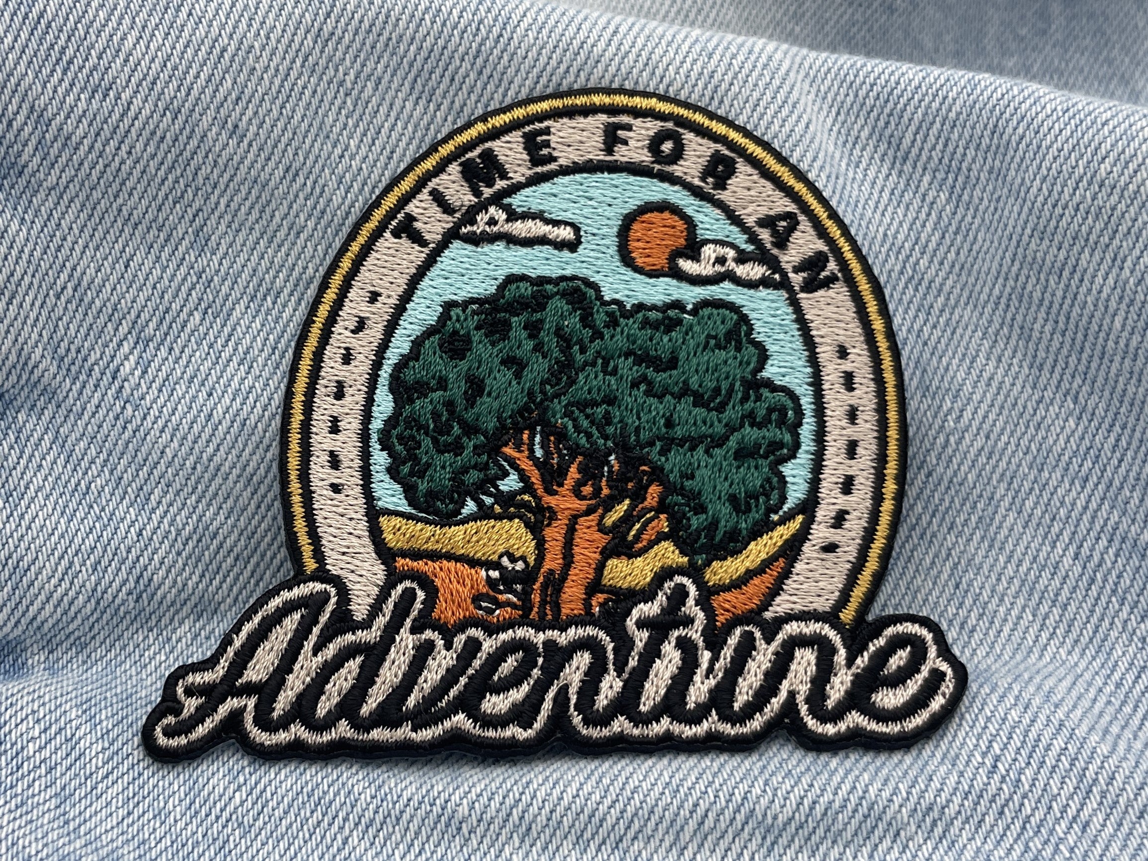 Time for an Adventure Patch auf hellblauer Jeans