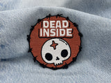 Dead Inside Patch auf hellblauer Jeans