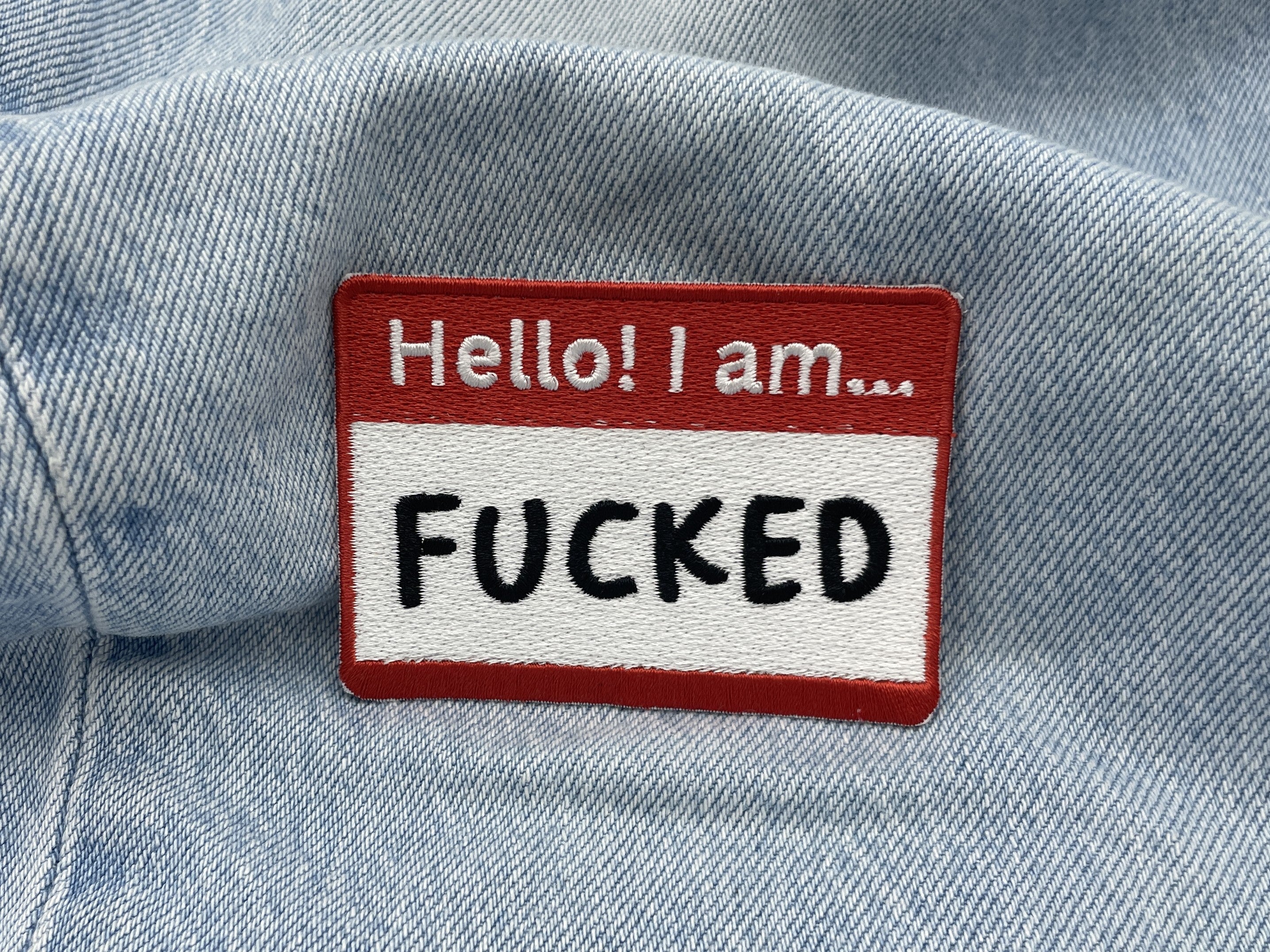 Der Patch auf einer hellblauer Jeans