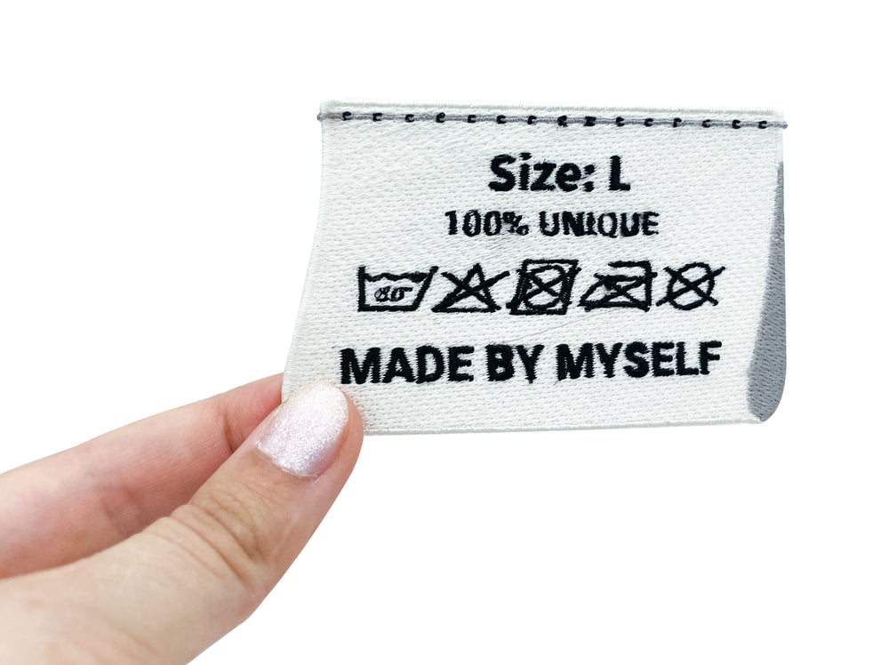 Frauenhand hält den Etikett Patch 