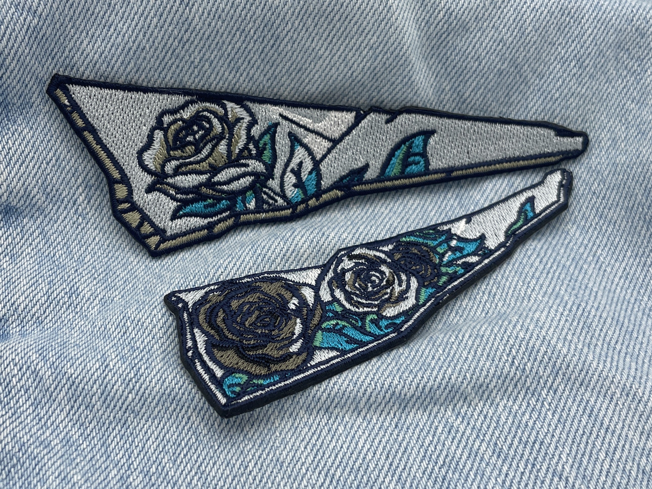 Glasscherben Patches auf hellblauer Jeans
