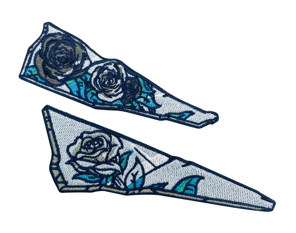 Blau-weiße Rosen in Glasscherben Patches