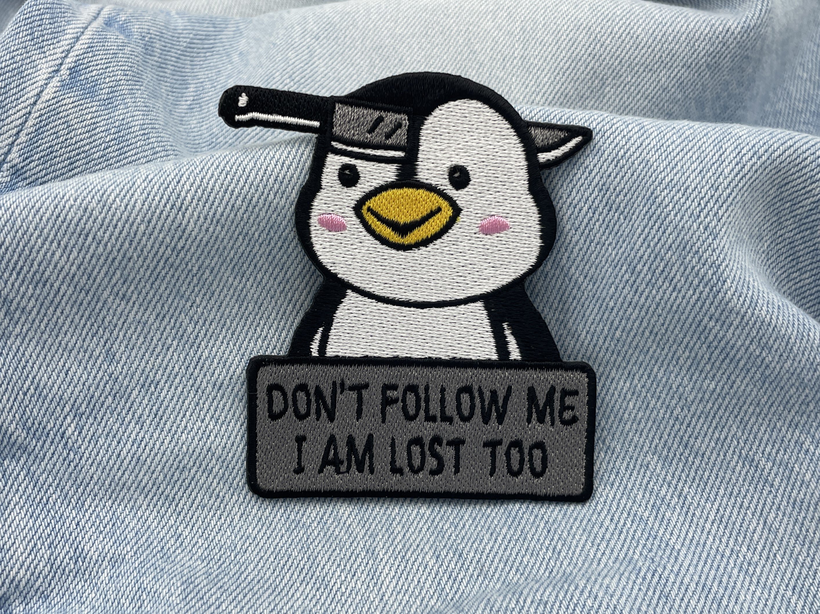 Pinguin Patch auf hellblauer Jeans