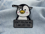 Pinguin Patch auf hellblauer Jeans