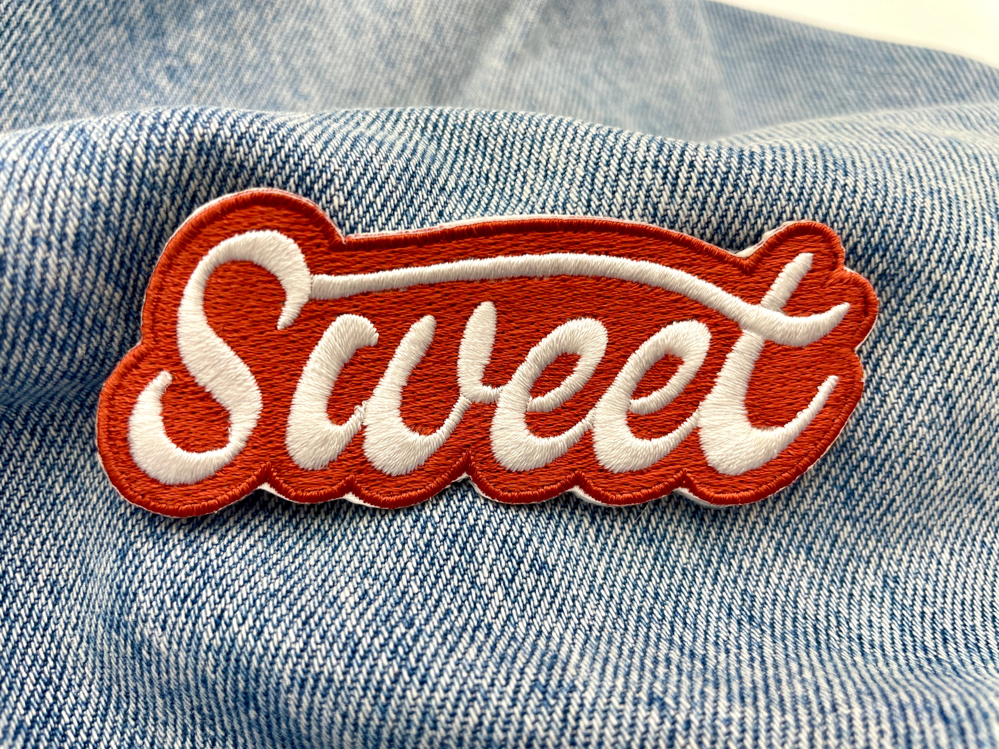 Sweet Patch auf blauer Jeans