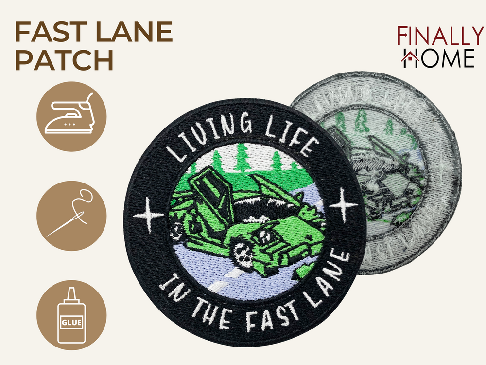 Vorder- und Rückseite des Patches, mit Bügelfolie. „Finally Home“ Logo und Nutzungsoptionen: Aufbügeln, Aufnähen, Aufkleben mit Textilkleber