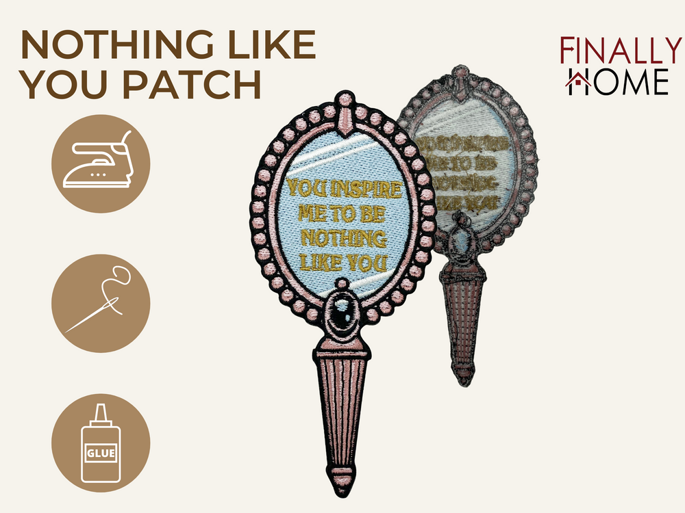 Vorder- und Rückseite des Patches, mit Bügelfolie. „Finally Home“ Logo und Nutzungsoptionen: Aufbügeln, Aufnähen, Aufkleben mit Textilkleber