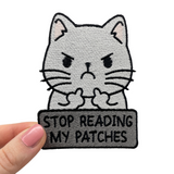 Frauenhand hält den Katzen Patch