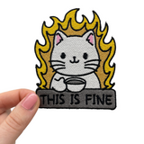 Frauenhand hält den Katzen Patch
